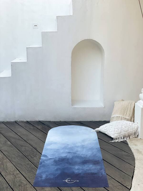 بساط يوغا مع ضوء طبيعي في غرفة هادئة